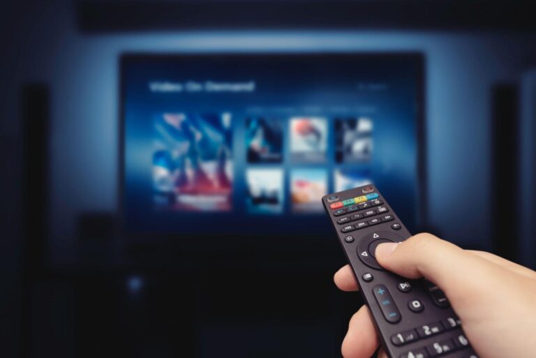Telewizja i internet razem – czy warto łączyć te usługi u jednego operatora?